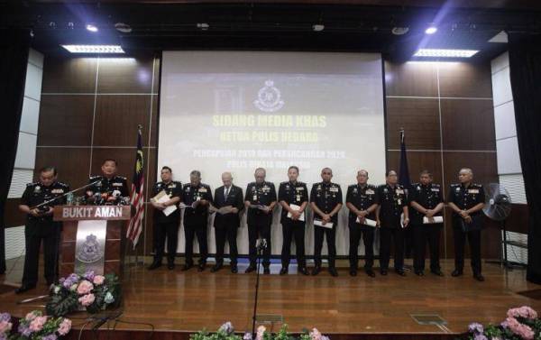 Abdul Hamid Bador dalam sidang media khas bersama pengarah jabatan Polis Diraja Malaysia (PDRM) di Bukit Aman, Kuala Lumpur semalam.
Foto : Zahid Izzani
