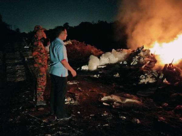 Steven (kanan) ketika meninjau operasi pemadaman api yang dilakukan Jabatan Bomba dan Penyelamat Malaysia (JBPM) Negeri Johor semalam.