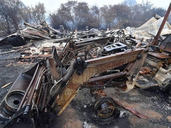 Kenderaan dan rumah yang musnah terbakar dalam kebakaran belukar di Cobargo di New South Wales.