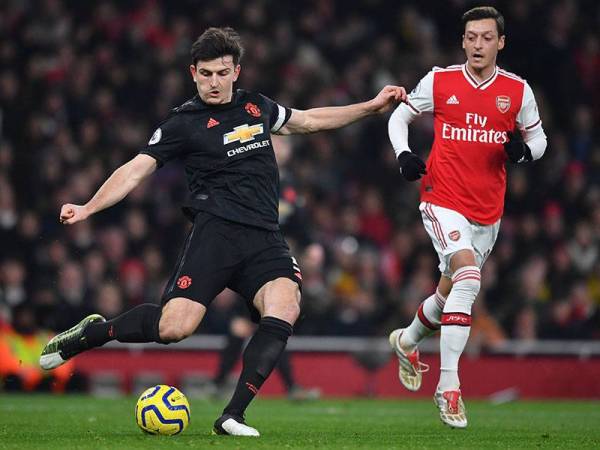 Maguire (kiri) berkemungkinan tidak dapat beraksi menjelang kunjungan Manchester City pada aksi separuh akhir pertama Piala Liga di Old Trafford awal pagi esok.