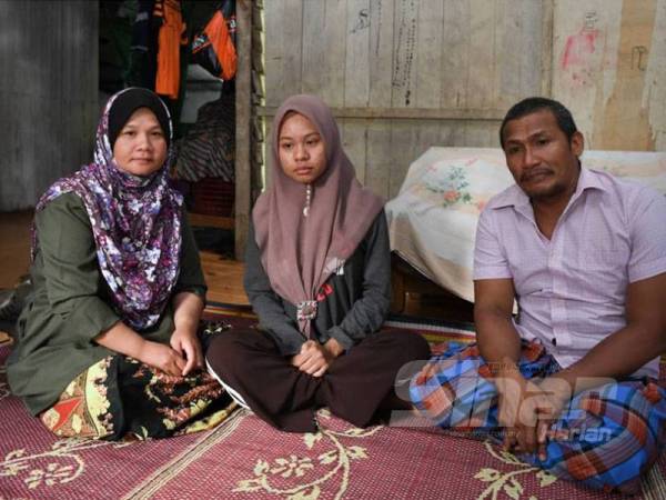 Juliani bersama anaknya, Nurul Aziemah dan suaminya, Mohd Soberi.