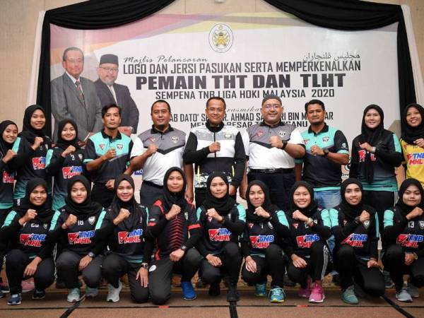 Menteri Besar Datuk Seri Dr Ahmad Samsuri Mokhtar (lima dari kanan) bergambar bersama barisan pemain Terengganu Ladies Hockey Team (TLHT) yang akan mengharungi cabaran TNB Liga Hoki Malaysia 2020 pada Majlis Pelancaran Logo dan Jersi Pasukan serta Memperkenalkan Pemain THT dan TLHT malam tadi. - Foto Bernama