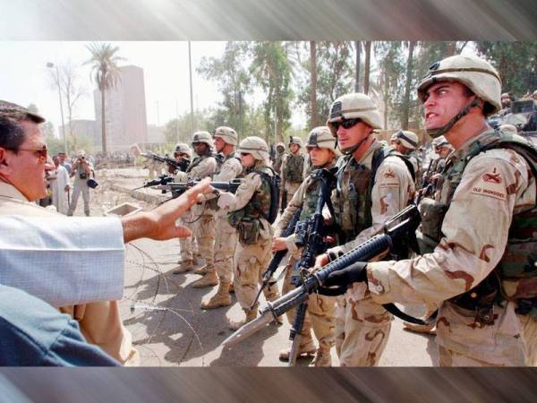 Tentera AS menghalang penduduk Iraq daripada menghampiri kedutaan AS.