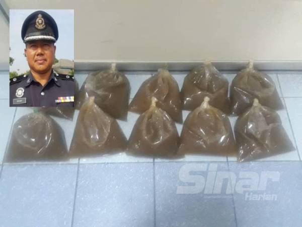 10 bungkus air ketum yang dirampas dalam serbuan itu. (Gambar kecil: Baharudin)