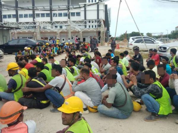 Sebahagian PATI ditahan dalam serbuan di beberapa kawasan pembinaan di sekitar Kuala Nerus, semalam (Gambar ihsan JIM Terengganu)