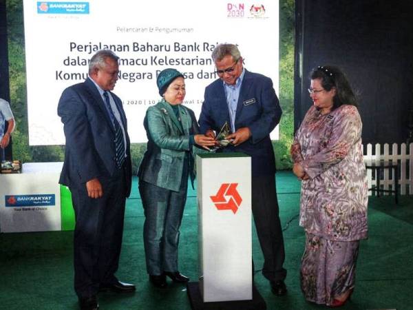 Mohd Redzuan (dua dari kanan) dan Noripah (dua dari kiri) menyempurnakan gimik perasmian pelancaran Perjalanan Baharu Bank Rakyat Dalam Memacu Kelestarian di lobi Menara Bank Rakyat semalam. - Foto Bank Rakyat