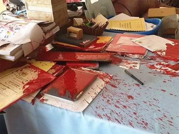 Meja bekerja Senthivelu turut disimbah cat merah. - Foto sumber Facebook Cha Kee Chin