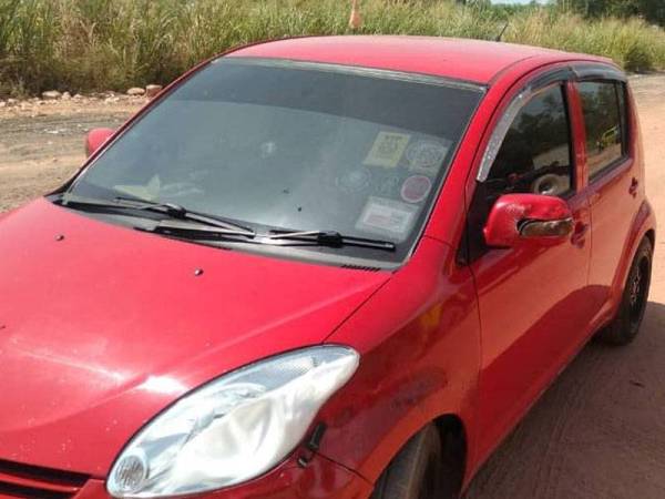 Kereta jenis Perodua Myvi dilaporkan terjejas 15 peratus dalam kejadian kebakaran membabitkan 12 buah motosikal di Jalan Sungai Jagung, Sungai Petani tengah hari tadi. - Foto JBPM