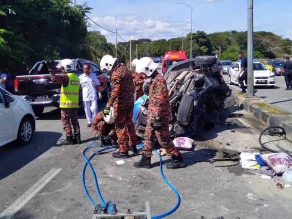 Anggota bomba menjalankan operasi bagi mengeluarkan mangsa yang tersepit dalam kenderaan. - Foto: JBPM Perak.