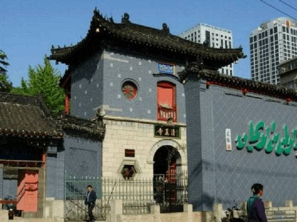 Masjid Selatan yang terletak di pusat kota Urumqi merupakan salah sebuah masjid terbesar di Xinjiang. 