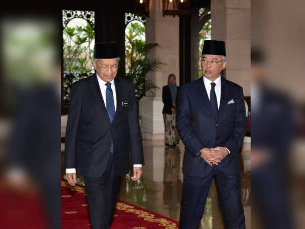 Al-Sultan Abdullah Ri'ayatuddin (kanan) berkenan menerima menghadap Dr Mahathir bagi Mesyuarat Pra-Kabinet di Istana Melawati hari ini. - Foto Bernama