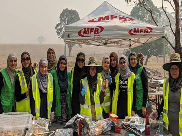 Sekumpulan wanita Islam dari Newport, Victoria, pinggir bandar Melbourne bersama sukarelawan juga membantu mengisi barangan keperluan termasuk makanan ke dalam lima trak. -Foto Facebook Human Appeal International - Australia