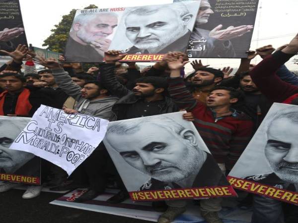 Penunjuk perasaan di Pakistan berkumpul di luar konsulat AS di Lahore bagi membantah kematian Soleimani. - Foto AFP