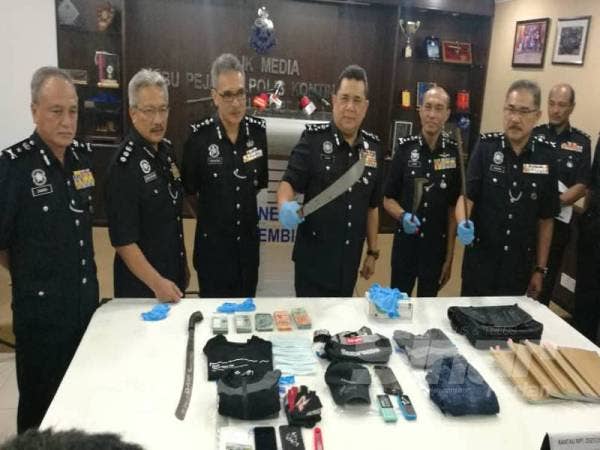 Datuk Huzir (tengah) menunjukkan antara senjata parang yang digunakan oleh Geng Kabali dalam melakukan aktiviti samun.