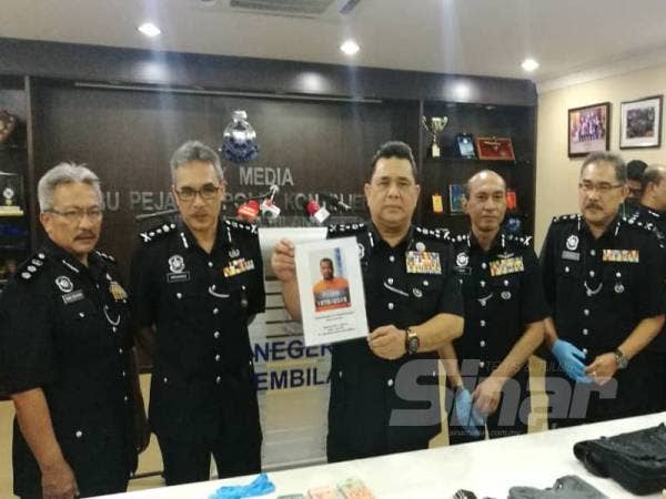 Datuk Huzir menunjukkan salah seorang Geng Kabali yang diburu, dikenali Vicky yang aktif melakukan samun di Lembah Klang.