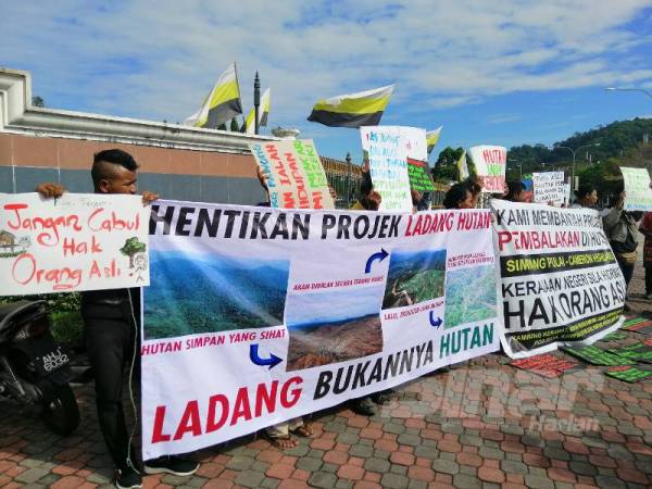 Bantahan terhadap pelaksanaan pembangunan ladang hutan dalam kawasan Hutan Simpanan Kekal yang dibuat masyarakat orang asli di hadapan Bangunan Perak Darul Ridzuan di sini hari ini.