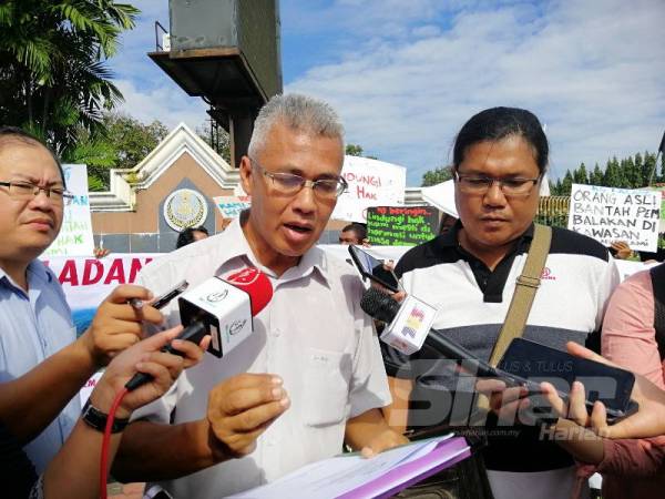 Meor Razak dan Mohd Radi (kanan) pada sidang media hari ini.
