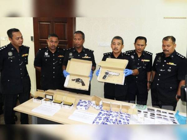 Adzli (tiga dari kanan) menunjukkan pistol dan peluru yang dirampas.
