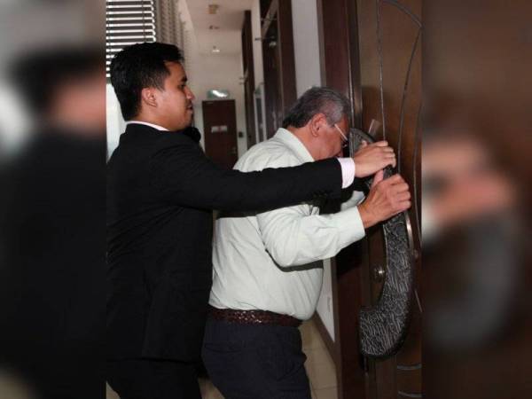 Bekas timbalan pengarah kanan Dewan Bandaraya Kuala Lumpur (DBKL), Sabudin Mohd Salleh, 58, (kanan) didakwa di Mahkamah Sesyen di sini hari ini atas tiga pertuduhan melibatkan diri dalam pengubahan wang haram berjumlah RM1,000,187 pada Mei tahun lepas. - Foto Bernama