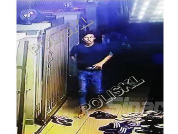 Lelaki ini dikesan bagi membantu siasatan kes kecurian beg di masjid.