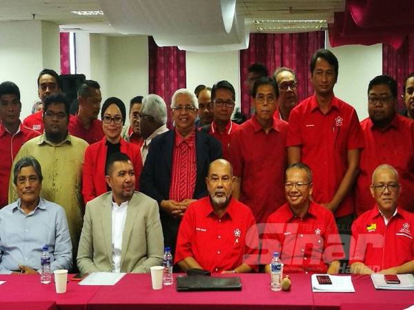 Syed Hamid (duduk tengah) dan Marzuki (duduk dua dari kiri) bersama ahli selepas Mesyuarat Jawatankuasa Pemilihan Bersatu di sini hari ini.