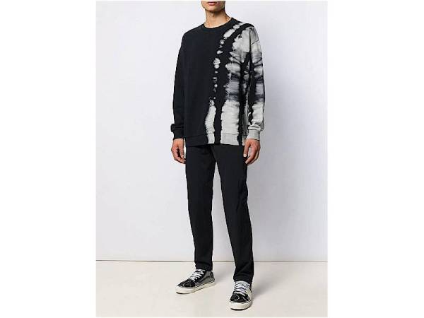 REKAAN tie-dye Marcelo Burlon County of Milan dengan rona hitam putih yang dikongsikan menerusi portal farfetch.com.