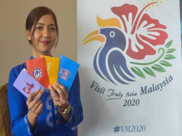 Sharifah Mariam Adlah Aljunied Esa menunjukkan Travel Pass pada Majlis Menandatangani Rakan Tekekomunikasi Strategik bagi Visit Truly Asia Malaysia 2020 antara TM dan Tourism di Menara Kuala Lumpur. - Foto: SHARIFUDIN ABDUL RAHIM