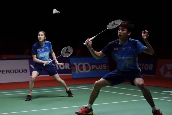 Pemain beregu campuran negara Man Wei Chong (kanan) bersama pasangannyaTan Pearly Koong Le menewaskan pasangan nombor lima dunia dari Indonesia, Praveen Jordan / Melati Daeva Oktavianti 21-18, 21-13.