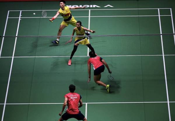 Pasangan beregu campuran negara Chan Peng Soon (kiri) bersama Goh Liu Ying beraksi menewaskan rakan beregu senegara Low Hang Yee dan Lim Chiew Sien 21-7, 21-11.
