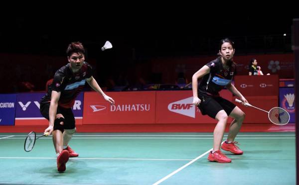 Pasangan beregu negara Goh Soon Huat (kiri) dan Shevon Jemie menewaskan beregu China He Ji Ting 21-12, 21-19