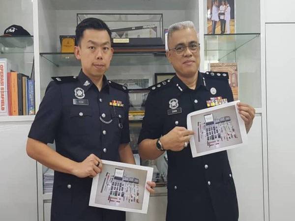 Risikin (kanan) menunjukkan gambar barangan yang dirampas.