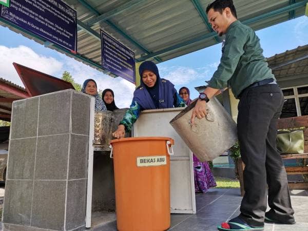 Abu teks al-Quran akan dimasukkan ke dalam tong khas disediakan.