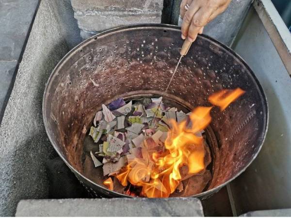 Tong yang digunakan untuk proses pembakaran.