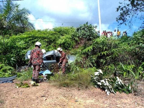 Anggota bomba dari Balai Bomba dan Penyelamat Muadzam Shah ke lokasi untuk bantuan menyelamat mangsa kemalangan di Kilometer 31 Jalan Rompin-Bukit Ibam di Muadzam Shah, petang semalam. - Foto Ihsan Bomba