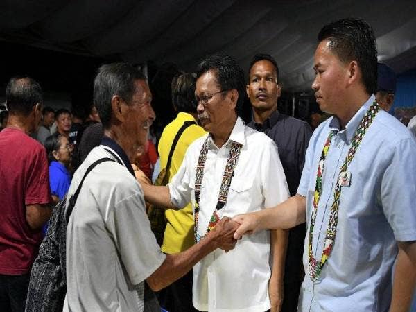 Mohd Shafie bersama Menteri Pembangunan Infrastruktur Sabah Datuk Peter Anthony (kanan) bersalaman bersama penduduk Kampung Lumat ketika berkempen sempena Pilihan Raya Kecil Parlimen Kimanis. - Foto Bernama