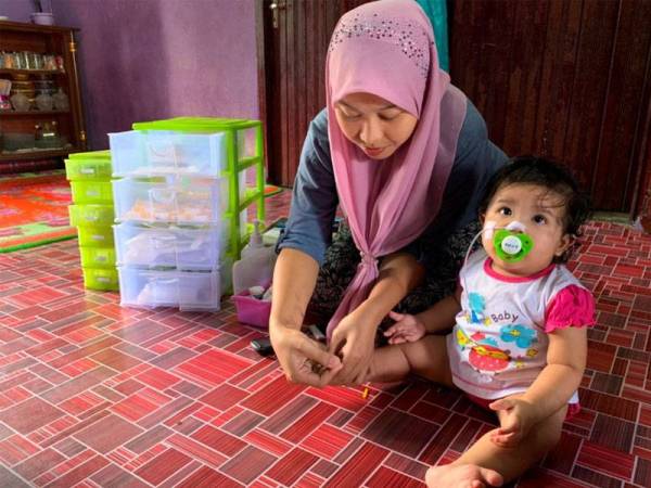 Noradila perlu sentiasa berjaga-jaga dengan kandungan gula dalam badan Shazia bagi mengelak sawan.