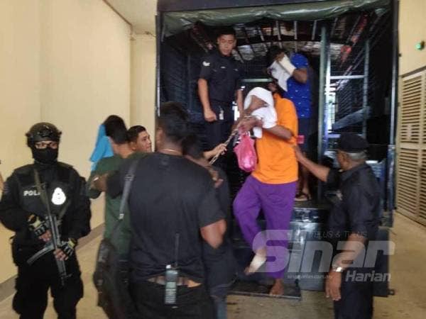 Geng Kabali di bawa ke Mahkamah Seremban hari ini.