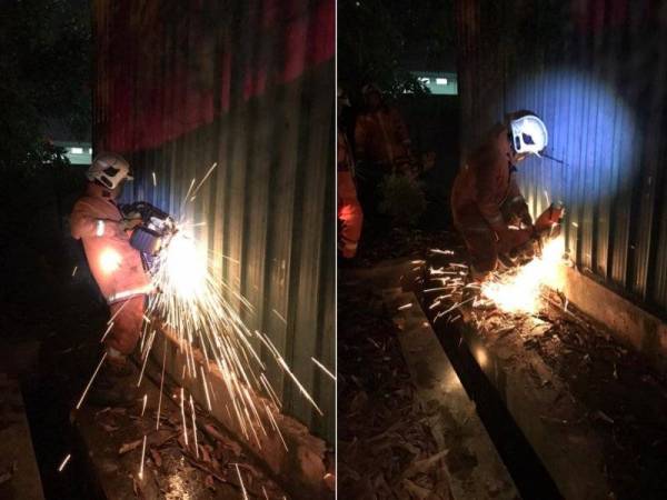 Anggota bomba terpaksa menebuk lubang sebuah gudang menyimpan arang batu bagi memadam keseluruhan kebakaran.