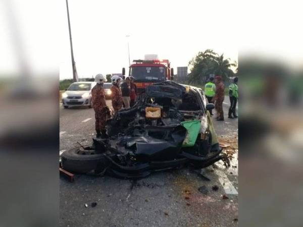 Keadaan kereta yang dinaiki dua mangsa hancur selepas merempuh sebuah lori muatan 10 tan.