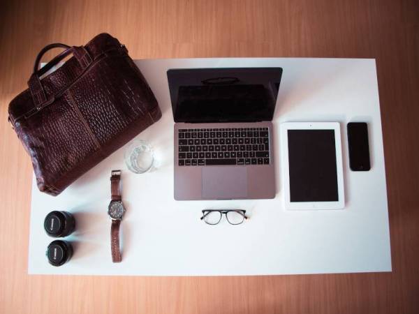 PILIHAN beg tangan lelaki yang direka khas untuk gaya stailo menarik tanpa meminggirkan item penting seperti notepad, komputer riba dan aksesori peribadi lain.