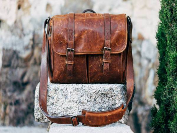 LEBIH dikenali dengan nama satchels kerana rekaan beg bimbitnya yang klasik dengan tali silang.