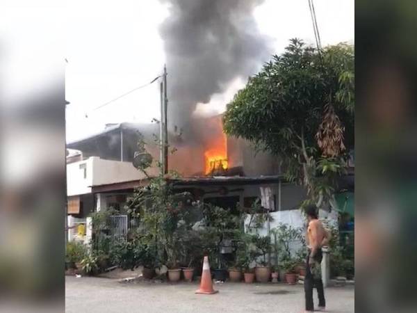 Kanak-kanak tersebut maut selepas terperangkap dalam kebakaran di rumah keluarganya.