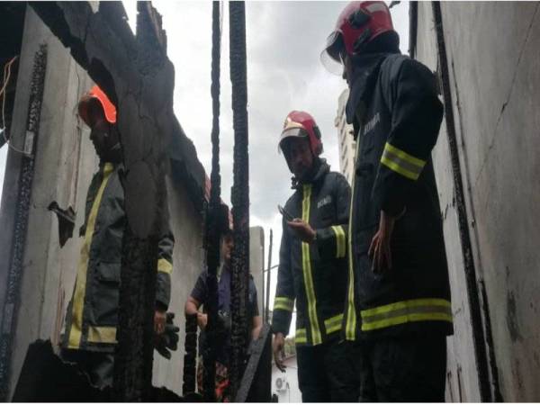 Anggota bomba sedang memeriksa tempat kejadian.