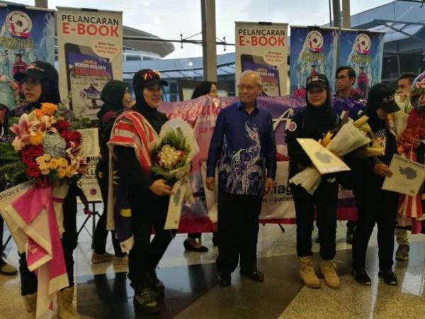 Kepulangan ratu ais AWETA disambut meriah di KLIA hari ini.