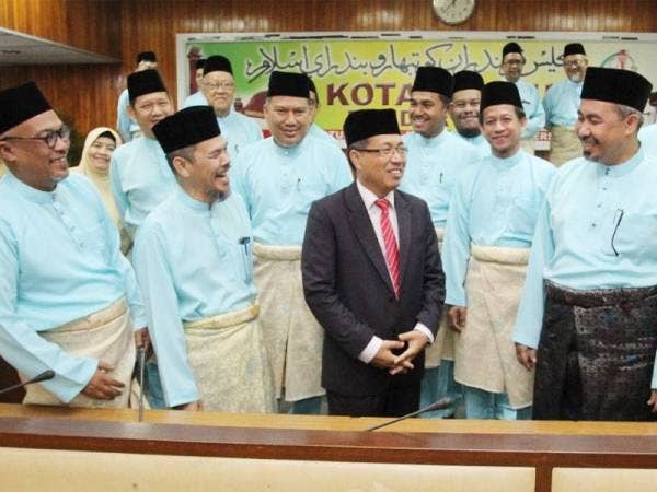 Dr Izani (kanan) bermesra bersama mereka yang menghadiri Majlis Angkat Sumpah Penerimaan Jawatan Ahli Majlis MPKB-BRI Tahun 2020 di Dewan Bunga Raya semalam.