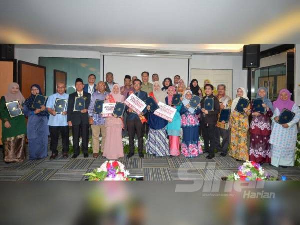 Penerima anugerah yang diraikan pada majlis Anugerah Perdana YPP bagi tahun 2019 di Ibu Pejabat Pertubuhan Peladang Kebangsaan di Petaling Jaya semalam. - Foto Sinar Harian SHARIFUDIN ABDUL RAHIM