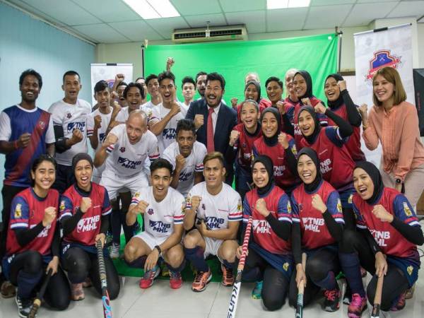 Megat D Shahriman (tengah) bersama para pemain Hockademy ketika sidang media Pelancaran Pasukan Lelaki dan Wanita Hockademy dalam saingan LHM 2020 di Stadium Hoki Kuala Lumpur, Jalan Pantai semalam. - Foto Bernama