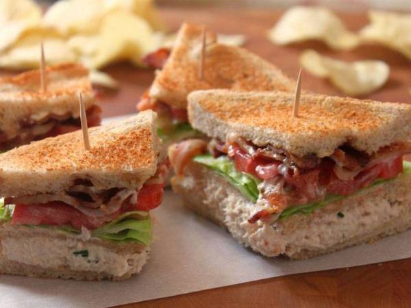 Seorang pemuda berada dalam keadaan koma selama empat tahun selepas makan sandwich beracun.