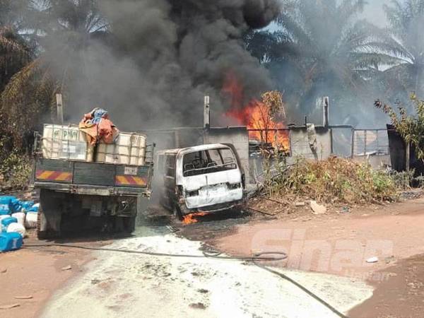 Tiga buah kenderaan dan sebuah rumah musnah hampir 90 peratus dalam kebakaran di Kampung Panjang, Jalan Paya Mat Insun, Pendang tengah hari tadi.