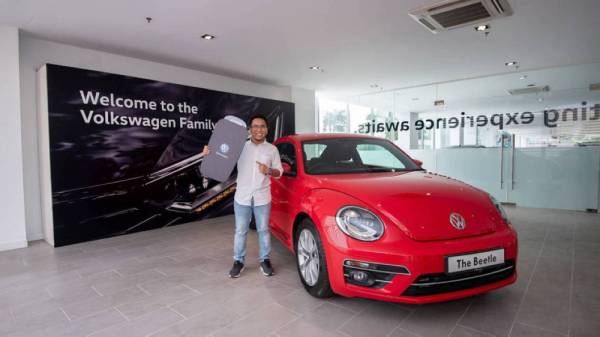 




MUHAMAD Rizal bersama Volkswagen Beetle yang dimenanginya baru-baru ini.